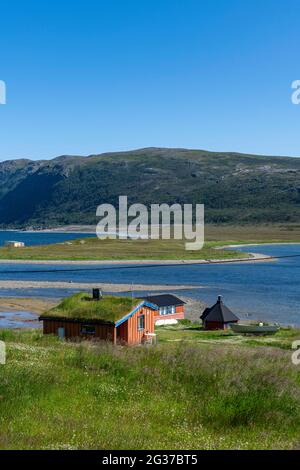 Abgelegene kleine Bucht und Siedlung entlang der Straße zum Nordkapp, Norwegen Stockfoto