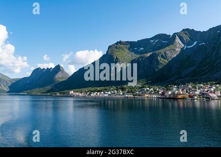 Das Dorf Gryllefjord, Gryllefjord, Senja, Senja Panoramastraße, Norwegen Stockfoto