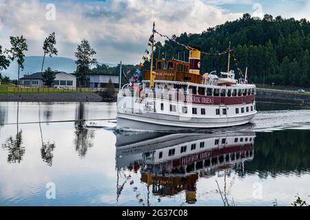 Touristenboot auf dem Telemark-Kanal, Norwegen Stockfoto