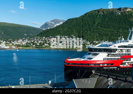 Hurtigruten Schiff im Hafen von Tromso, Norwegen Stockfoto