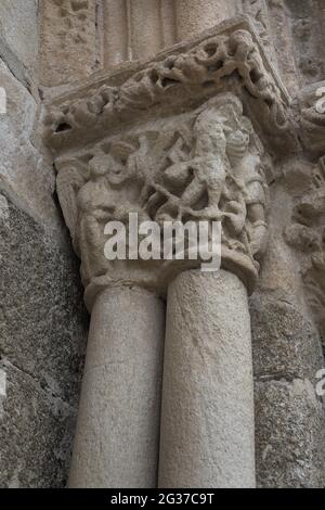 Spanien, Galicien, Provinz La Coruña, Cambre. Kirche Santa María. Erbaut im 12. Jahrhundert im romanischen Stil. Detail einer der Hauptstädte an der Hauptfassade, mit Szene in Bezug auf das jüngste Gericht. Der Erzengel Michael mit ausgestreckten Flügeln, der eine Waage in den Händen hält. Vor ihm ein Dämon in Form einer monströsen Gestalt mit borstigen Haaren und Bart, mit Vogelfüßen. Stockfoto