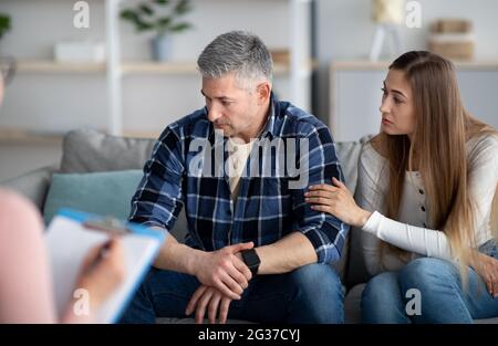 Reifes Paar am Rande der Scheidung sucht professionelle Hilfe, Beratung mit Psychologen im Büro Stockfoto