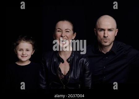 Familie auf schwarzem Hintergrund Stockfoto