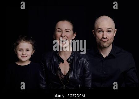 Familie auf schwarzem Hintergrund Stockfoto