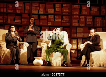 l-r: Victoria Simmonds (Nancy T'ang, erste Sekretärin von Mao), Ethna Robinson (zweite Sekretärin von Mao), Robert Brubaker (Mao Tse-tung), James Maddalena (Richard Nixon) in NIXON IN CHINA an der English National Opera (ENO), London Coliseum, London WC2 07/06/2000 Musik: John Adams Libretto: Alice Goodman Dirigent: Paul Daniel Adrianne Label Kostüme: Dunya Ramicova Beleuchtung: James F. Ingalls Choreographie: Mark Morris Regie: Peter Sellars Stockfoto