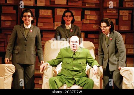 Robert Brubaker (Mao Tse-tung) mit l-r: Victoria Simmonds (Nancy T'ang, erste Sekretärin von Mao), Rebecca de Pont Davies (dritte Sekretärin von Mao), Ethna Robinson (zweite Sekretärin von Mao) in NIXON IN CHINA an der English National Opera (ENO), London Coliseum, London WC2 07/06/2000Musik: John Adams Libretto: Alice Goodman Dirigent: Paul Daniel Bühnenbild: Adrianne Label Kostüme: Dunya Ramicova Beleuchtung: James F. Ingalls Choreographie: Mark Morris Regie: Peter Sellars Stockfoto