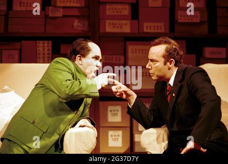 Robert Brubaker (Mao Tse-tung), James Maddalena (Richard Nixon) in NIXON IN CHINA an der English National Opera (ENO), London Coliseum, London WC2 07/06/2000Musik: John Adams Libretto: Alice Goodman Dirigent: Paul Daniel Bühnenbild: Adrianne Label Kostüme: Dunya Ramicova Beleuchtung: James F. Ingalls Choreographie: Mark Morris Regie: Peter Sellars Stockfoto