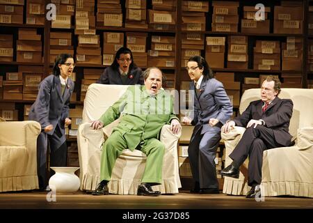 l-r: Serena Kay (Nancy T'ang, erste Sekretärin bei Mao), Rebecca de Pont Davies (dritte Sekretärin bei Mao), Adrian Thompson (Mao Tse-tung), Alexandra Sherman (zweite Sekretärin bei Mao), James Maddalena (Richard Nixon) in NIXON IN CHINA an der English National Opera (ENO), London Coliseum, London WC2 14/06/2006Musik: John Adams Libretto: Alice Goodman Leitung: Paul Daniel Bühnenbild: Adrianne Label Kostüme: Dunya Ramicova Beleuchtung: James F. Ingalls Choreographie: Mark Morris Regie: Peter Sellars Stockfoto