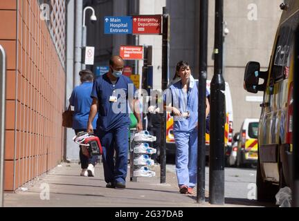 London, Großbritannien 14 Jun 2021 Krankenwagen und Patienten, die im Whitechapel Hospital eintreffen. Boris Johnson wird die Lockerung der Lockerung voraussichtlich ab dem 21. Juni um vier Wochen verlängern. Wissenschaftler fordern die Regierung auf, die Lockerung der Beschränkungen zu verzögern, um mehr Zeit zu haben, um die Impfstoffeinführung zu erhöhen und die Ausbreitung der „Delta“-Variante des Virus, die erstmals in Indien auftauchte, einzudämmen. Die Regierung hat versprochen, bis Ende Juli allen Erwachsenen mindestens eine Dosis des Jab zu verabreichen.die Fallzahlen sind in den letzten Wochen stetig gestiegen, da der neue mutierte Stamm seinen Kent-Vorgänger als den dominantesten überwindet Stockfoto