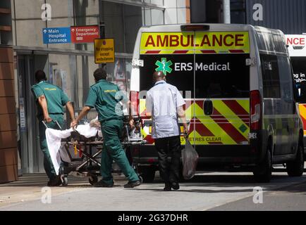 London, Großbritannien 14 Jun 2021 Krankenwagen und Patienten, die im Whitechapel Hospital eintreffen. Boris Johnson wird die Lockerung der Lockerung voraussichtlich ab dem 21. Juni um vier Wochen verlängern. Wissenschaftler fordern die Regierung auf, die Lockerung der Beschränkungen zu verzögern, um mehr Zeit zu haben, um die Impfstoffeinführung zu erhöhen und die Ausbreitung der „Delta“-Variante des Virus, die erstmals in Indien auftauchte, einzudämmen. Die Regierung hat versprochen, bis Ende Juli allen Erwachsenen mindestens eine Dosis des Jab zu verabreichen.die Fallzahlen sind in den letzten Wochen stetig gestiegen, da der neue mutierte Stamm seinen Kent-Vorgänger als den dominantesten überwindet Stockfoto