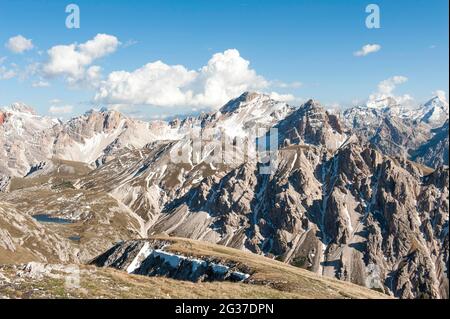 Blick vom Gipfel des Piz da Peres (2507 m) über die Olang-Berge nach Osten in Richtung Seekofel, Pragser Dolomiten, Naturpark Fanes, Sennes Stockfoto