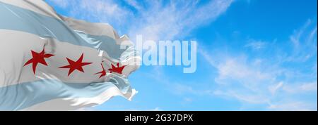 Flagge von Chicago, Illinois bei bewölktem Himmel bei Sonnenuntergang, Panoramablick. Patriotisches Konzept über Chicago, Illinois und Platz zum Kopieren für ein breites Banner Stockfoto
