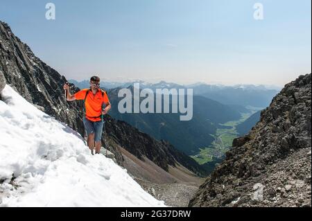 Bergsteigen, Bergsteiger steigt durch den Schnee im Sattel, Antholzer Scharte, Antholzer Tal, Rieserfernergruppe, Naturpark Rieserferner-Ahrn Stockfoto