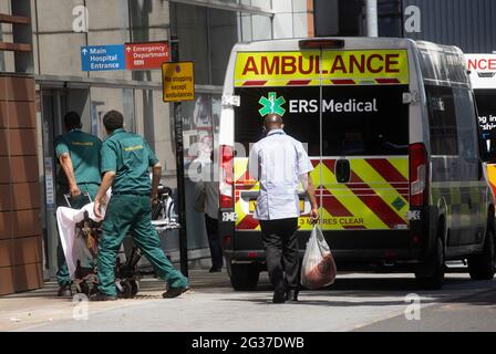 London, Großbritannien 14 Jun 2021 Krankenwagen und Patienten, die im Whitechapel Hospital eintreffen. Boris Johnson wird die Lockerung der Lockerung voraussichtlich ab dem 21. Juni um vier Wochen verlängern. Wissenschaftler fordern die Regierung auf, die Lockerung der Beschränkungen zu verzögern, um mehr Zeit zu haben, um die Impfstoffeinführung zu erhöhen und die Ausbreitung der „Delta“-Variante des Virus, die erstmals in Indien auftauchte, einzudämmen. Die Regierung hat versprochen, bis Ende Juli allen Erwachsenen mindestens eine Dosis des Jab zu verabreichen.die Fallzahlen sind in den letzten Wochen stetig gestiegen, da der neue mutierte Stamm seinen Kent-Vorgänger als den dominantesten überwindet Stockfoto