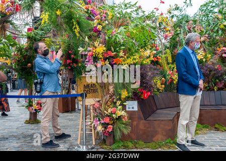 Der Fotograf des Bürgermeisters fotografiert den New Yorker Bürgermeister Bill De Blasio, rechts, als er die L.E.A.F. besucht Blumenfest im Meatpacking District in New York am Samstag, den 12. Juni 2021. Mit über 100 teilnehmenden Floristen und einer Million Blumen war der Meatpacking District mit Blumeninstallationen übersät. (ÂPhoto von Richard B. Levine) Stockfoto