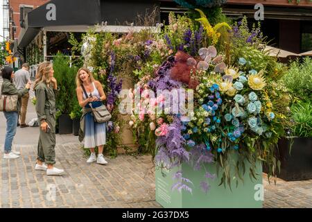 Besucher drängen die L.E.A.F. Blumenfest im Meatpacking District in New York am Samstag, den 12. Juni 2021. Mit über 100 teilnehmenden Floristen und einer Million Blumen war der Meatpacking District mit Blumeninstallationen übersät. (ÂPhoto von Richard B. Levine) Stockfoto