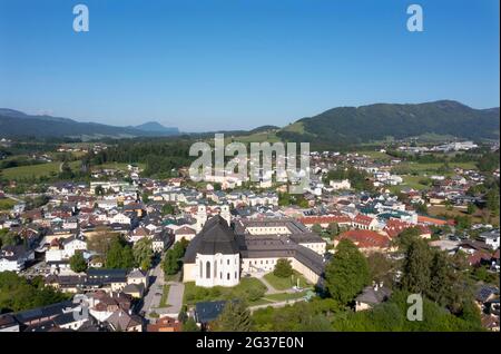 Drohnenbild, Basilika St. Michael, Mondsee, Salzkammergut, Oberösterreich, Österreich Stockfoto