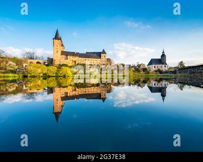 Schloss Rochlitz und Petri-Kirche, perfekte Reflexion in der Zwickauer Mulde, Rochlitz, Sachsen, Deutschland Stockfoto
