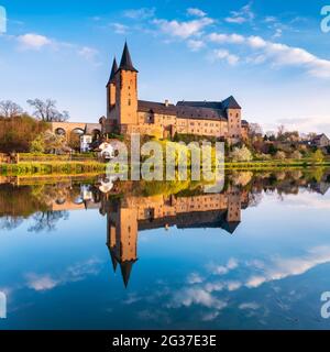 Schloss Rochlitz im Morgenlicht, perfekte Reflexion in der Zwickauer Mulde, Rochlitz, Sachsen, Deutschland Stockfoto