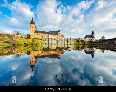 Schloss Rochlitz und Petri-Kirche, perfekte Reflexion in der Zwickauer Mulde, dramatische Wolken, Rochlitz, Sachsen, Deutschland Stockfoto