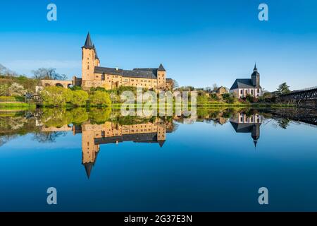 Schloss Rochlitz und Petri-Kirche, perfekte Reflexion in der Zwickauer Mulde, Rochlitz, Sachsen, Deutschland Stockfoto
