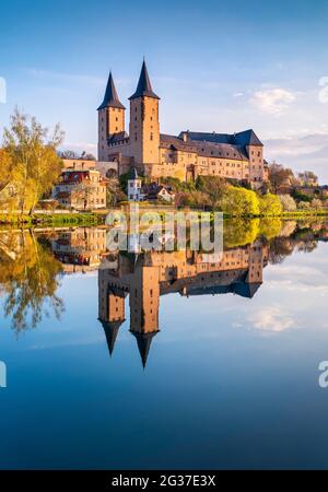 Schloss Rochlitz im Morgenlicht, perfekte Reflexion in der Zwickauer Mulde, Rochlitz, Sachsen, Deutschland Stockfoto