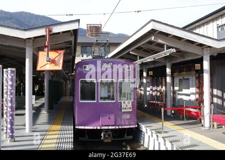 Purple Straßenbahn Zug der Randen Arashiyama Leitung am Bahnhof Shijo-Omiya, Shimogyo-ku, Kyoto, Japan warten Stockfoto