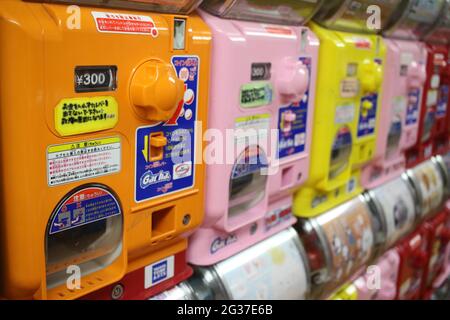 Bunte Gashapon capsule toy Automaten in Akihabara, Tokio, Japan Stockfoto