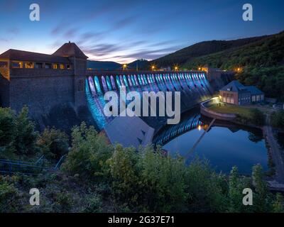 Beleuchtete Staumauer in der Abenddämmerung, Edersee, Ederstausee, Edertalsperre, hinter Schloss Waldeck, Hessen, Deutschland Stockfoto