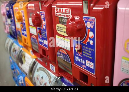 Bunte Gashapon capsule toy Automaten in Akihabara, Tokio, Japan Stockfoto