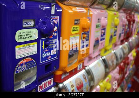 Bunte Gashapon capsule toy Automaten in Akihabara, Tokio, Japan Stockfoto