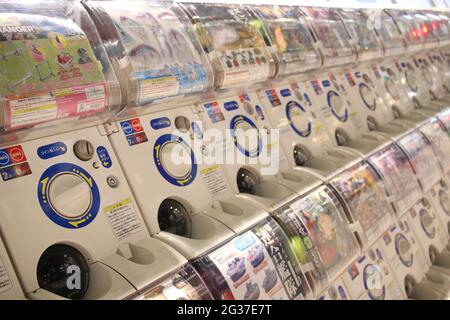 Gashapon capsule toy Automaten in Akihabara, Tokio, Japan Stockfoto