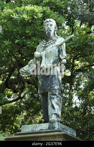 Bronzestatue des kriegsgottes Umashimadenomikoto vom Bildhauer Akira Sano in den Hamarikyu-Gärten (japanisch: Hama-rikyu onshi teien) im Bezirk Chuo Stockfoto