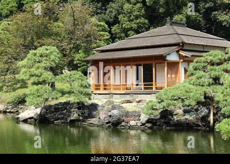 Nakajima No Ochaya Teehaus in Hamarikyu Gardens (japanisch: Hama-rikyu onshi teien) im Chuo District, Toyko, Japan Stockfoto