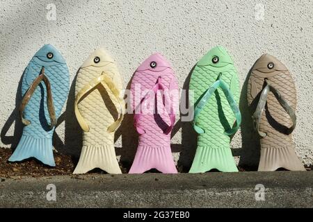 Bunte Fischsandalen als Souvenirs, Kamakura, Präfektur Kanagawa, Japan Stockfoto