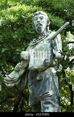 Bronzestatue des kriegsgottes Umashimadenomikoto vom Bildhauer Akira Sano in den Hamarikyu-Gärten (japanisch: Hama-rikyu onshi teien) im Bezirk Chuo Stockfoto