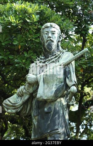 Bronzestatue des kriegsgottes Umashimadenomikoto vom Bildhauer Akira Sano in den Hamarikyu-Gärten (japanisch: Hama-rikyu onshi teien) im Bezirk Chuo Stockfoto