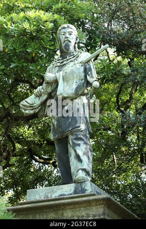 Bronzestatue des kriegsgottes Umashimadenomikoto vom Bildhauer Akira Sano in den Hamarikyu-Gärten (japanisch: Hama-rikyu onshi teien) im Bezirk Chuo Stockfoto