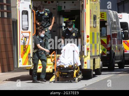 London, Großbritannien 14 Jun 2021 Krankenwagen und Patienten, die im Whitechapel Hospital eintreffen. Boris Johnson wird die Lockerung der Lockerung voraussichtlich ab dem 21. Juni um vier Wochen verlängern. Wissenschaftler fordern die Regierung auf, die Lockerung der Beschränkungen zu verzögern, um mehr Zeit zu haben, um die Impfstoffeinführung zu erhöhen und die Ausbreitung der „Delta“-Variante des Virus, die erstmals in Indien auftauchte, einzudämmen. Die Regierung hat versprochen, bis Ende Juli allen Erwachsenen mindestens eine Dosis des Jab zu verabreichen.die Fallzahlen sind in den letzten Wochen stetig gestiegen, da der neue mutierte Stamm seinen Kent-Vorgänger als den dominantesten überwindet Stockfoto