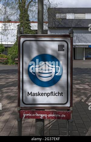 Plakat für Zwangsmaskierung, aufgestellt vor der Fußgängerzone, Erlangen, Mittelfranken, Bayern, Deutschland Stockfoto