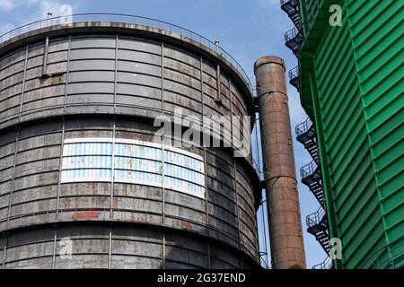 Kokerei, alter und neuer Niederdruckgastank, Huettenwerke Krupp Mannesmann, HKM, Duisburg-Huettenheim, Nordrhein-Westfalen, Deutschland Stockfoto