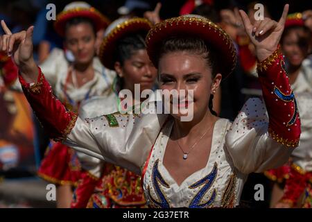 Weibliche Mitglieder einer Caporales-Tanzgruppe in kunstvollen Kostümen, die beim jährlichen Karneval Andino con la Fuerza del Sol in Arica, Chile, auftreten Stockfoto