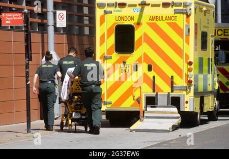 London, Großbritannien 14 Jun 2021 Krankenwagen und Patienten, die im Whitechapel Hospital eintreffen. Boris Johnson wird die Lockerung der Lockerung voraussichtlich ab dem 21. Juni um vier Wochen verlängern. Wissenschaftler fordern die Regierung auf, die Lockerung der Beschränkungen zu verzögern, um mehr Zeit zu haben, um die Impfstoffeinführung zu erhöhen und die Ausbreitung der „Delta“-Variante des Virus, die erstmals in Indien auftauchte, einzudämmen. Die Regierung hat versprochen, bis Ende Juli allen Erwachsenen mindestens eine Dosis des Jab zu verabreichen.die Fallzahlen sind in den letzten Wochen stetig gestiegen, da der neue mutierte Stamm seinen Kent-Vorgänger als den dominantesten überwindet Stockfoto