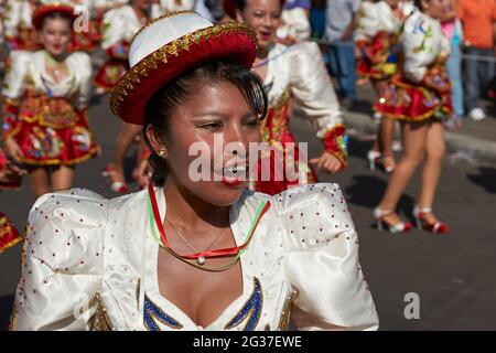 Weibliche Mitglieder einer Caporales-Tanzgruppe in kunstvollen Kostümen, die beim jährlichen Karneval Andino con la Fuerza del Sol in Arica, Chile, auftreten Stockfoto