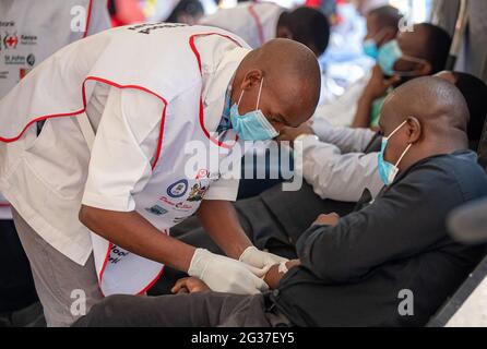 (210614) -- NAIROBI, 14. Juni 2021 (Xinhua) -- Menschen spenden Blut in Nairobi, Kenia, 14. Juni 2021. Am Montag ist der Welttag der Blutspender. (Xinhua/Zhang Yu) Stockfoto