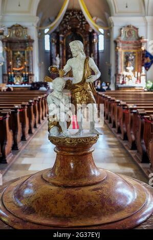 Taufbecken mit Johannes dem Täufer, römisch-katholische Pfarrkirche St. Joseph in Tutzing, Oberbayern, Bayern, Deutschland Stockfoto