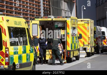 London, Großbritannien 14 Jun 2021 Krankenwagen und Patienten, die im Whitechapel Hospital eintreffen. Boris Johnson wird die Lockerung der Lockerung voraussichtlich ab dem 21. Juni um vier Wochen verlängern. Wissenschaftler fordern die Regierung auf, die Lockerung der Beschränkungen zu verzögern, um mehr Zeit zu haben, um die Impfstoffeinführung zu erhöhen und die Ausbreitung der „Delta“-Variante des Virus, die erstmals in Indien auftauchte, einzudämmen. Die Regierung hat versprochen, bis Ende Juli allen Erwachsenen mindestens eine Dosis des Jab zu verabreichen.die Fallzahlen sind in den letzten Wochen stetig gestiegen, da der neue mutierte Stamm seinen Kent-Vorgänger als den dominantesten überwindet Stockfoto