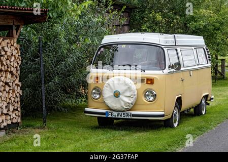 Oldtimer Volkswagen Typ 2 als Campingbus, VW Transporter T2, Bulli, Baujahr 1967, Deutschland Stockfoto