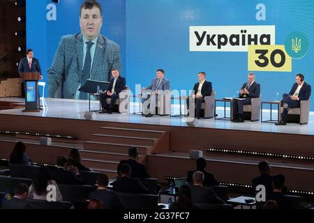 KIEW, UKRAINE - 14. JUNI 2021 - die Teilnehmer besuchen die Industrie als Grundlage der nationalen Wirtschaft der Ukraine Sitzung während der Ukraine 30. Ekonom Stockfoto