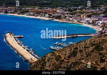 JAVEA, SPANIEN - 14. MAI 2021: PANORAMABLICK AUF DEN HAFEN VON JAVEA VOM AUSSICHTSPUNKT IN DEN BERGEN Stockfoto